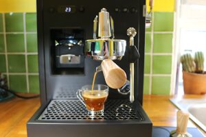 Le café coule dans la tasse et la pression de la Loewe reste au bon niveau © Labo Maison