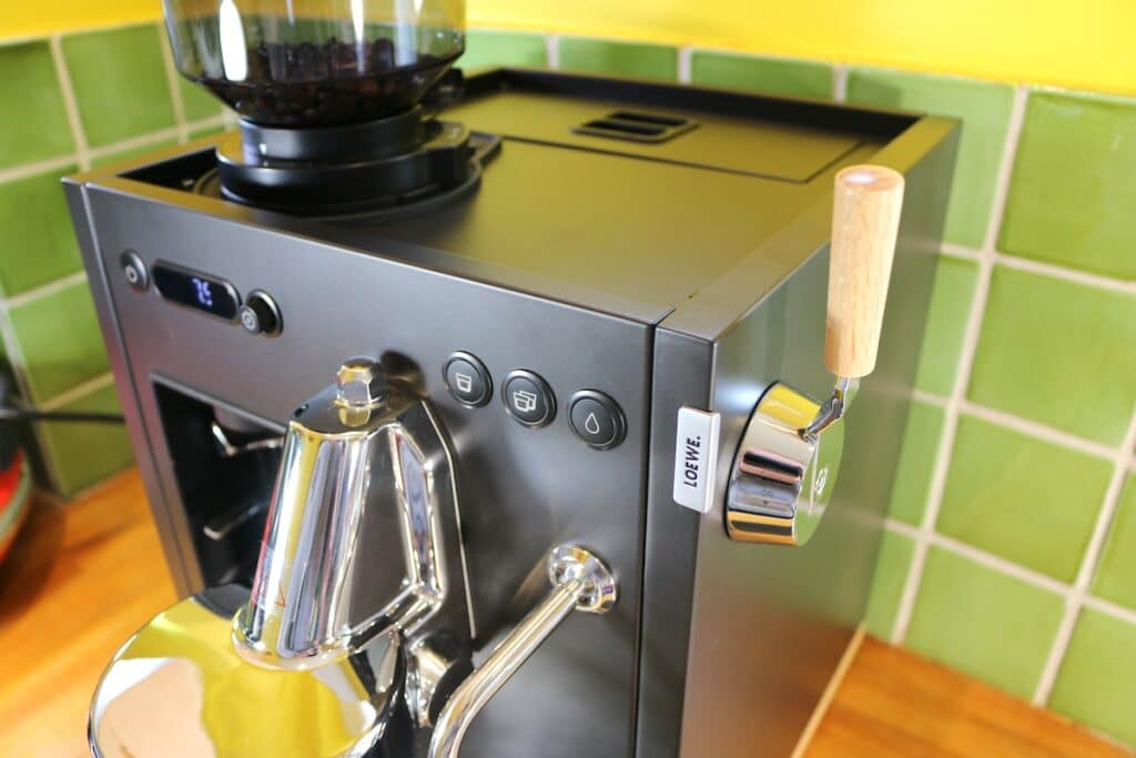 L'interface rudimentaire de la machine à café Loewe © Labo Maison