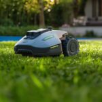 Le Mammotion Yuka Mini 800 avec son garage : un robot tondeuse autonome pour 949 € seulement.