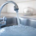 Des PFAS détectés dans l’eau potable de 29 communes : un danger pour la santé, alertent deux associations. (c) Grok