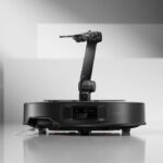 L'aspirateur robot Roborock Saros Z70 muni de la pince baptisée OmniGrip.