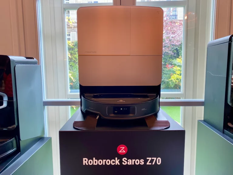 L'aspirateur robot Roborock Saros Z70 avec son bras articulé (c) Labo Maison