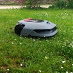 Dreame A1 Pro en pleine tonte sur une pelouse entretenue.