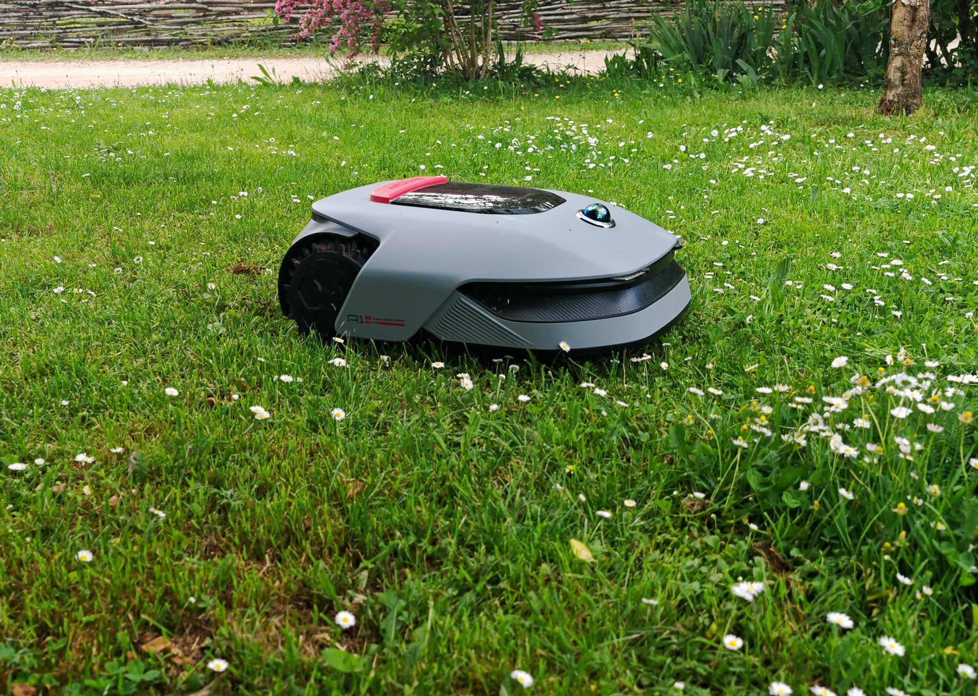 Dreame A1 Pro en pleine tonte sur une pelouse entretenue.