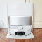 La station multifonction du Mova P50 Pro Ultra aspire le collecteur, lave à l'eau chaude (75°C) et au détergent et sèche les serpillières à l’air chaud. (c) Labo Maison