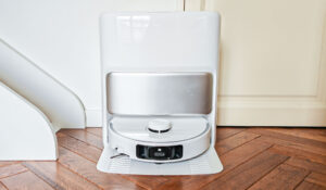 La station multifonction du Mova P50 Pro Ultra aspire le collecteur, lave à l'eau chaude (75°C) et au détergent et sèche les serpillières à l’air chaud. (c) Labo Maison