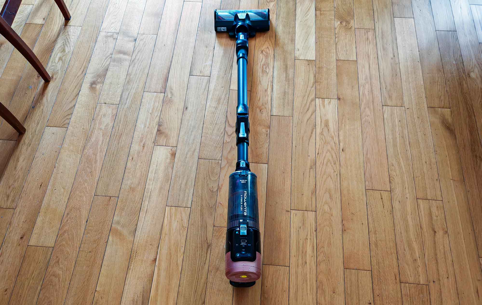 Aspirateur balai Rowenta X-Force Flex 14.80 allongé sur le sol