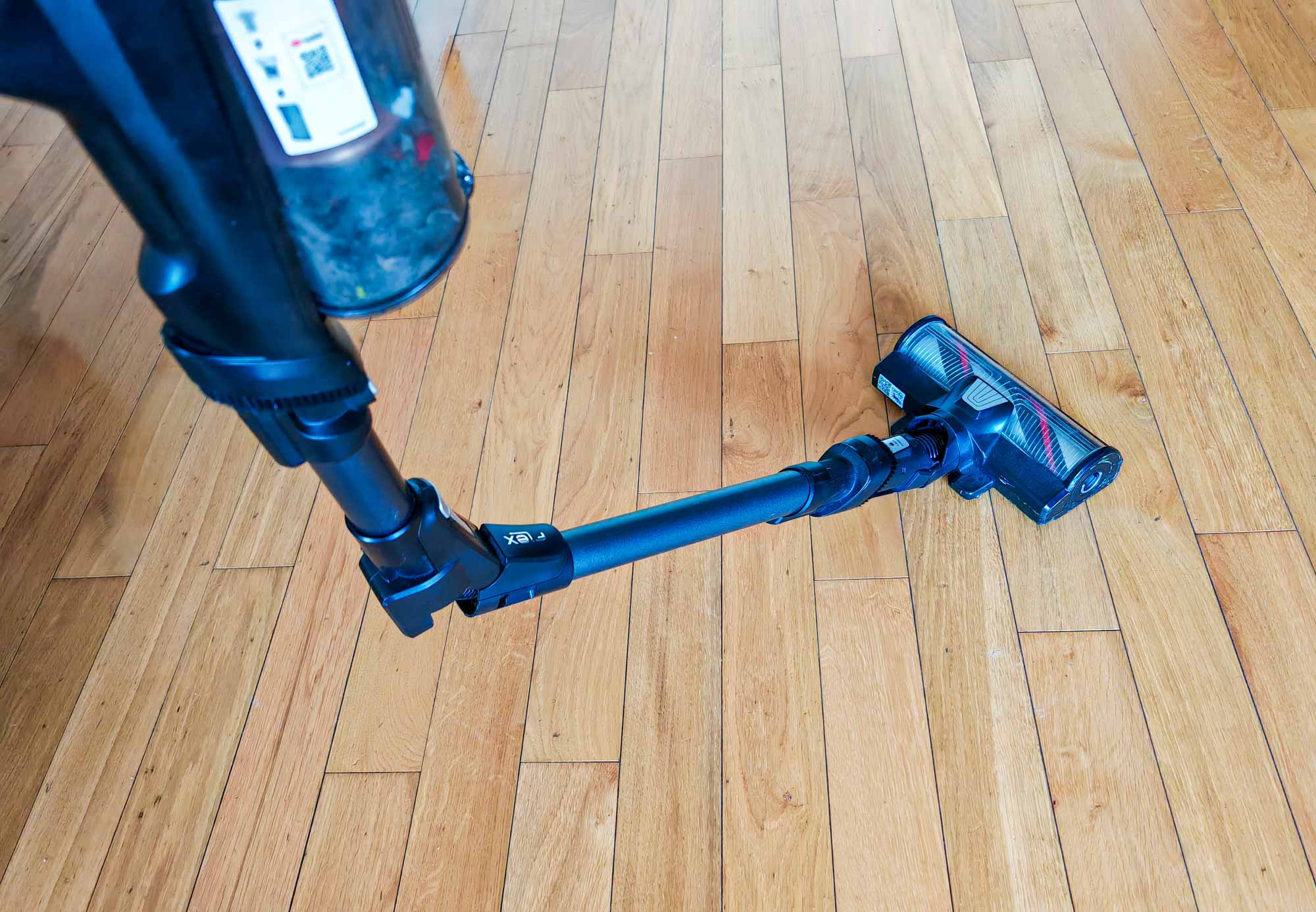 Le tube articulé permet d’aspirer sous les meubles avec le Rowenta X-Force Flex 14.80