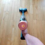 Aspirateur Rowenta X-Force Flex 14.80 en main pendant le test