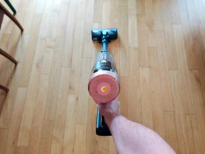 Aspirateur Rowenta X-Force Flex 14.80 en main pendant le test