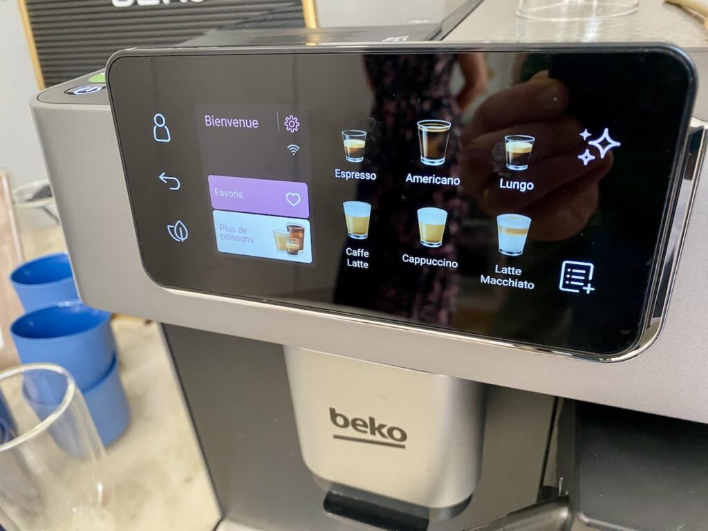 L'écran tactile de la Beko CEG7348X © Labo Maison