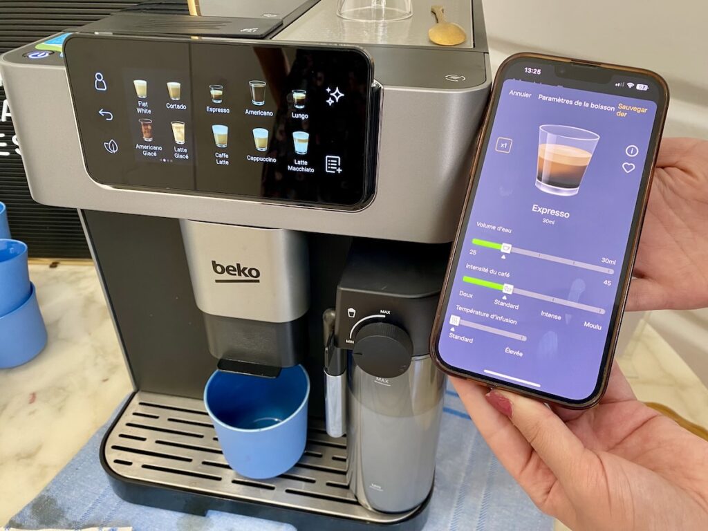 La gestion de son café depuis son smartphone avec la Beko CEG7348X © Labo Maison