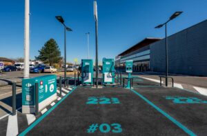 Driveco accélère son expansion avec de nouvelles bornes de recharge sur les parkings de grandes enseignes. (c) Driveco