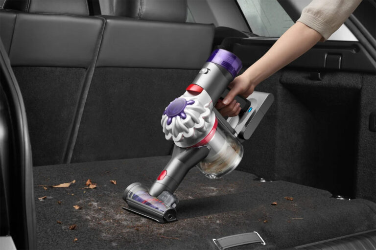 Le Dyson Car+Boat est un aspirateur à main premium conçu pour nettoyer voitures et bateaux, mais son prix divise.