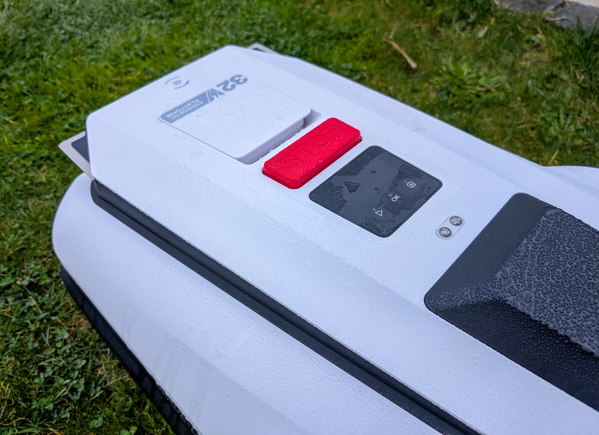Appuyez sur le bouton STOP situé au-dessus du robot pour l’arrêter en toute sécurité. (c) Labo Maison