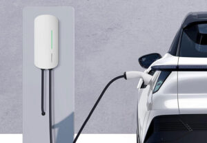 Borne de recharge en action : une voiture électrique se recharge durant les nouvelles heures creuses de 2025.