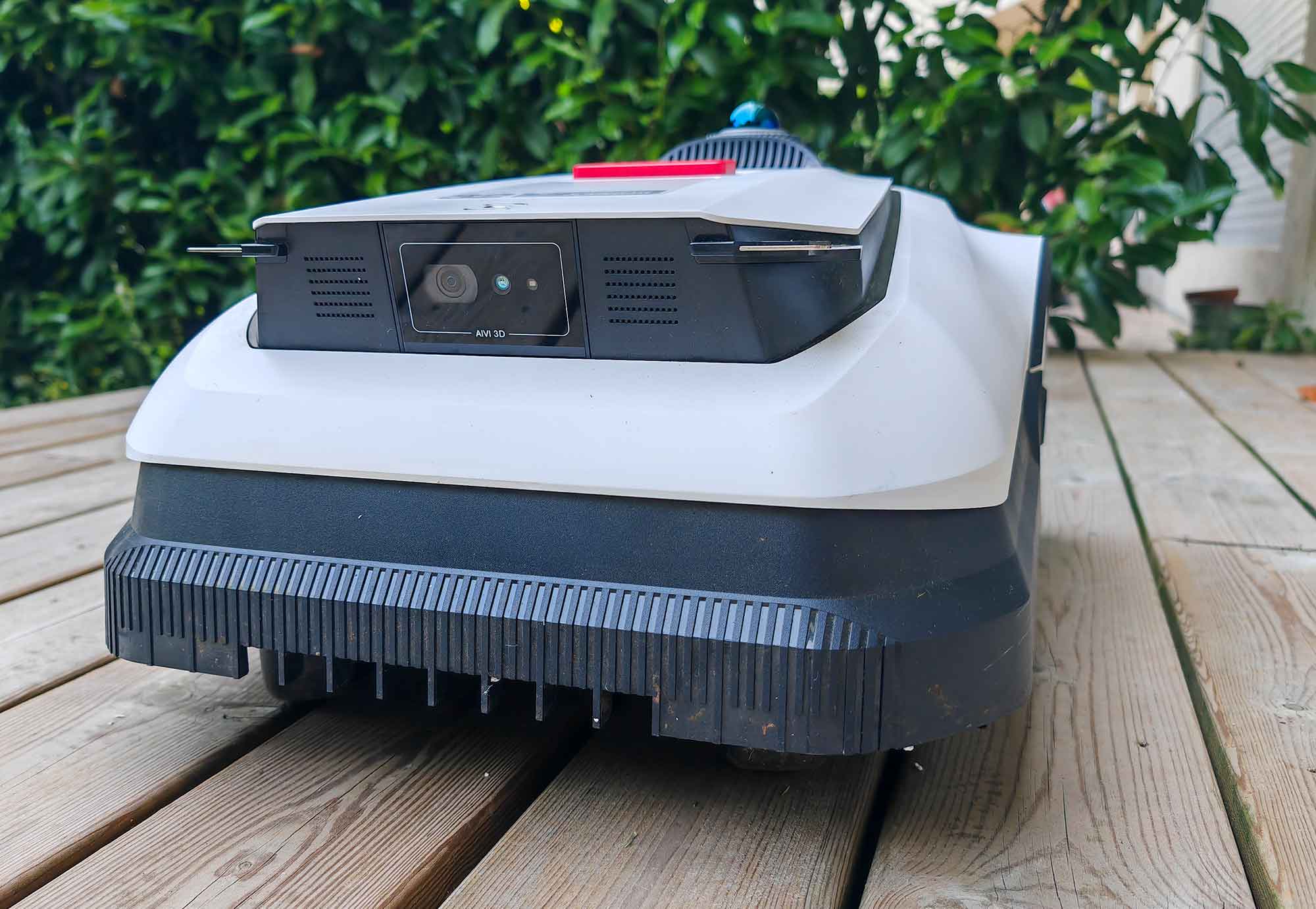 Vue frontale du robot tondeuse Ecovacs Goat A3000 LiDAR avec son capteur LiDAR ToF et sa caméra de détection d’obstacles