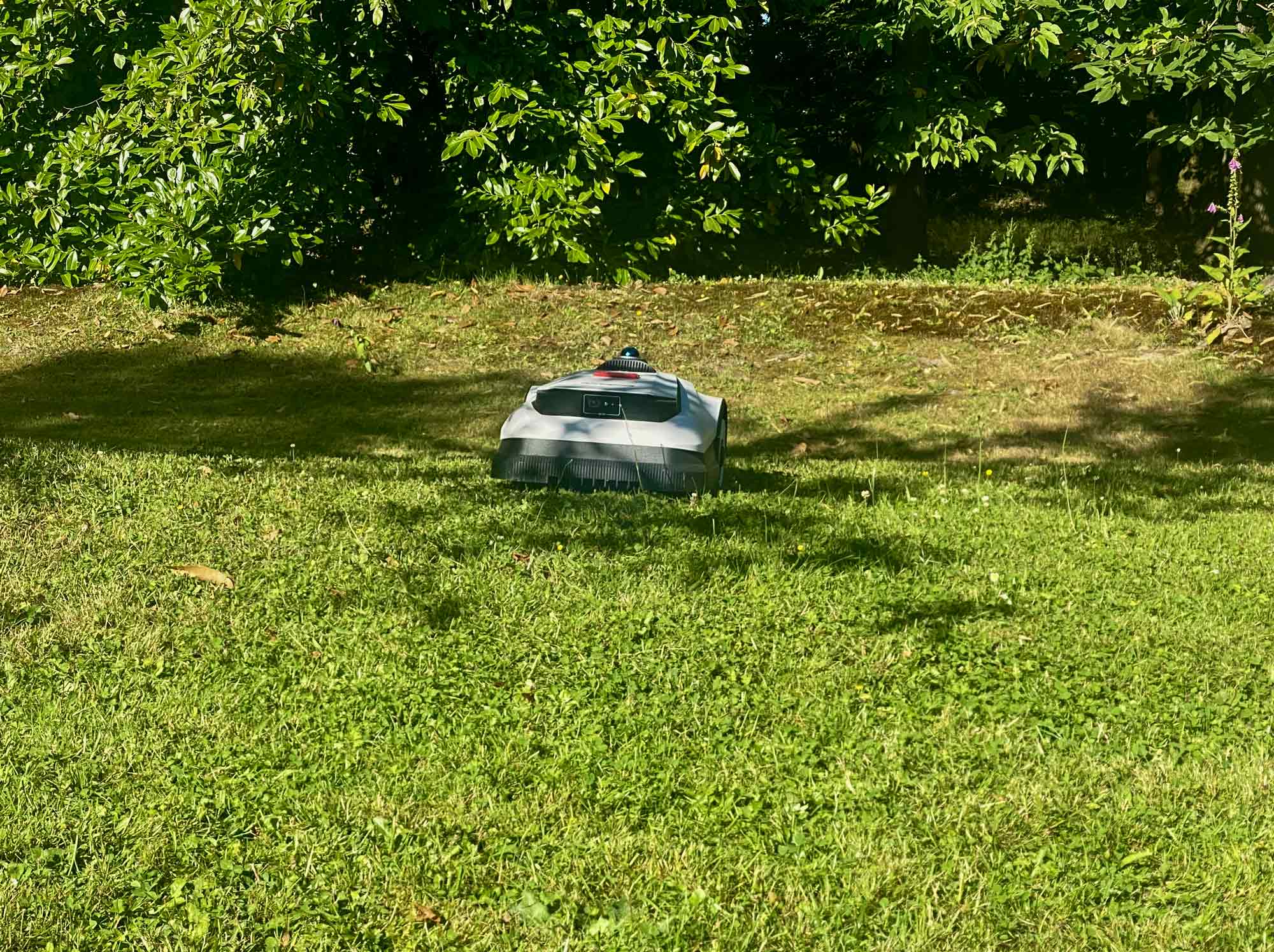 Le robot tondeuse Ecovacs Goat A3000 LiDAR face à plusieurs objets au sol durant notre test d’évitement d’obstacles