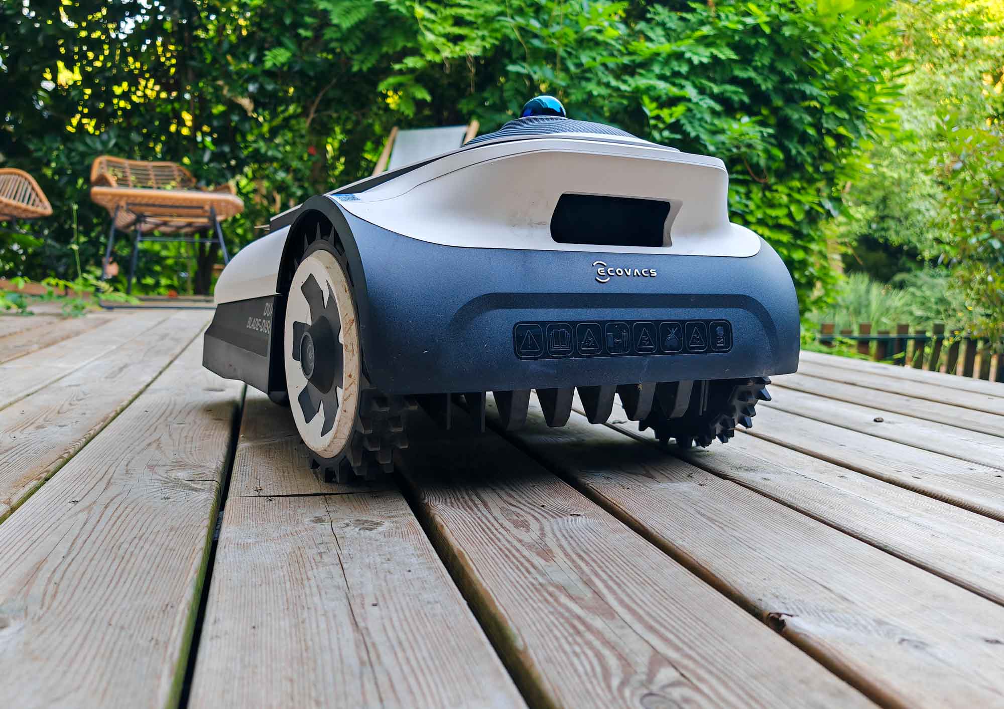 Vue rapprochée des roues du robot tondeuse Ecovacs Goat A3000 LiDAR, relativement étroites