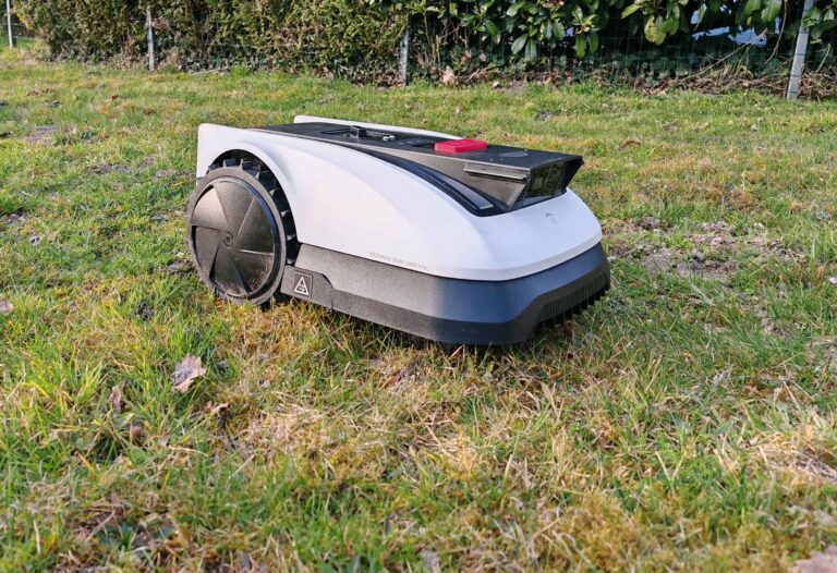 Test du robot tondeuse Ecovacs Goat O800 RTK. © Labo Maison