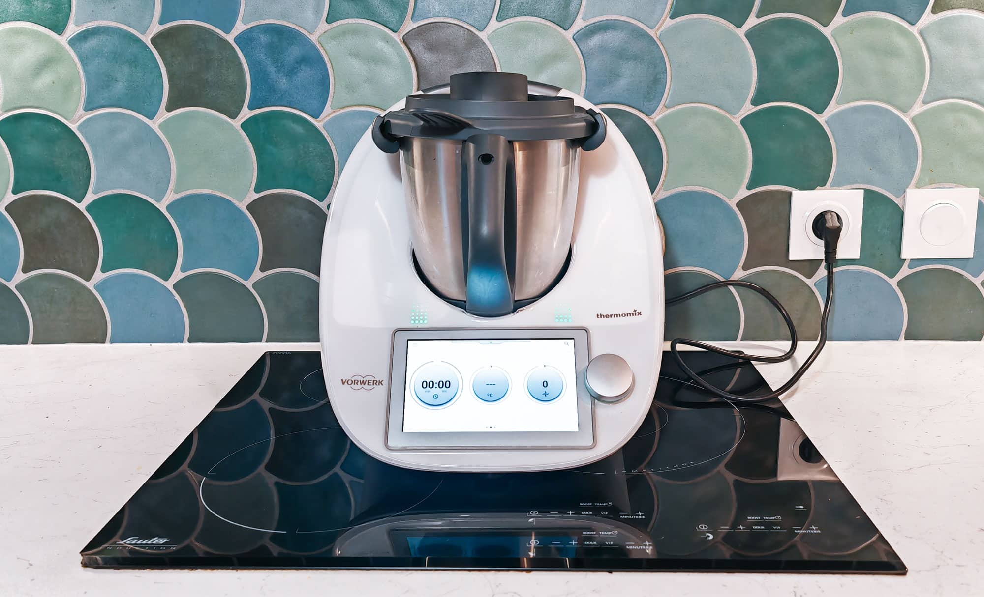 Évitez de poser le Thermomix sur une plaque de cuisson, un allumage accidentel pourrait l'endommager. (c) Labo Maison