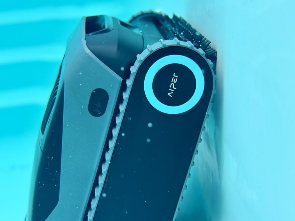 Le robot piscine s'attaque aux parois © Labo Maison