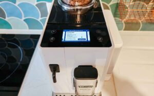 Détartrage, filtres, nettoyage… les gestes clés et le coût pour une machine expresso. (c) Labo Maison