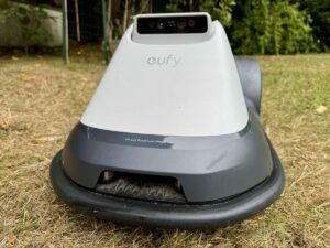 Le robot tondeuse Eufy E15 avec son drôle de look (c) Labo Maison