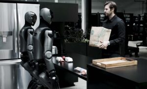 Des robots intelligents rangent les courses avec précision et collaborent pour une maison plus autonome.