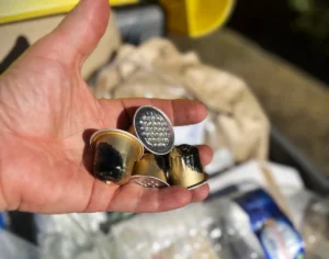 Tri des capsules de café en aluminium dans la poubelle jaune (c) ARCA