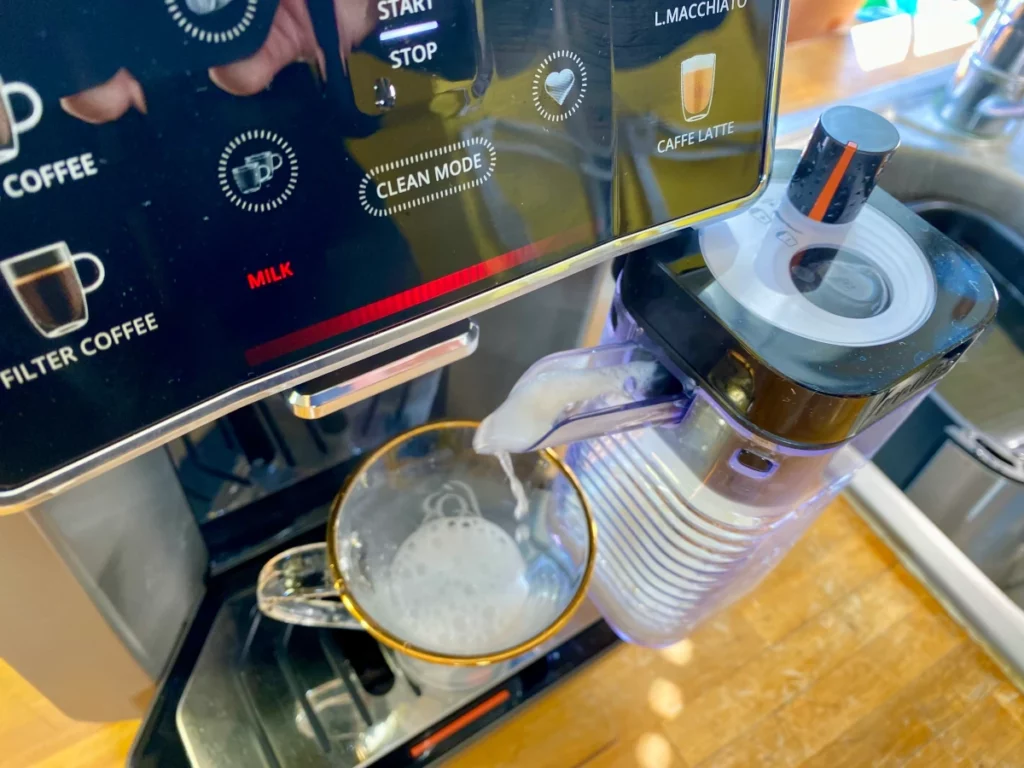 Le nettoyage de la carafe à lait après avoir versé une boisson lactée (c) Labo Maison