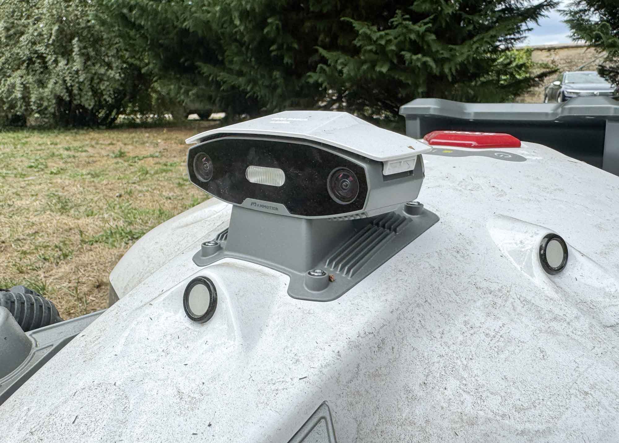 Caméras frontales et éclairage central du Luba 2 AWD X pour la détection d’obstacles et la navigation