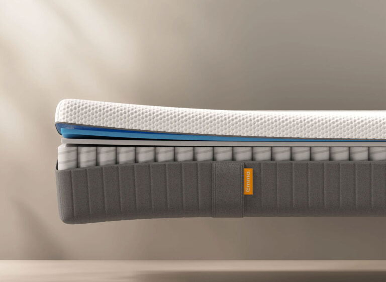 Le matelas Emma Original II combine mousse à mémoire et ressorts ensachés pour un confort équilibré et respirant.