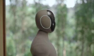 NEO Gamma est un robot humanoïde intelligent conçu pour assister au quotidien en réalisant diverses tâches domestiques.