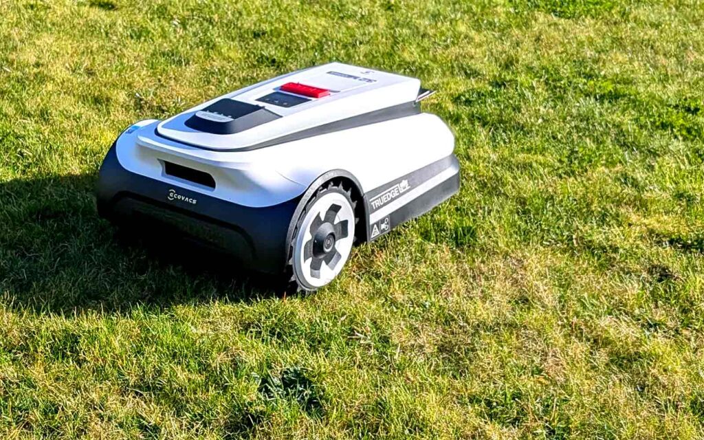 Robot tondeuse sur l'herbe prêt pour changer ses lames pour le printemps 2026