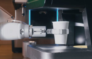 Bras robotisé barista de la marque Doosan.