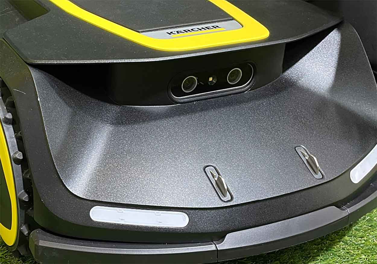 Le robot tondeuse Kärcher RCX 6 tond sans câble. Navigation via RTK et double caméra IA pour détecter et éviter les obstacles.