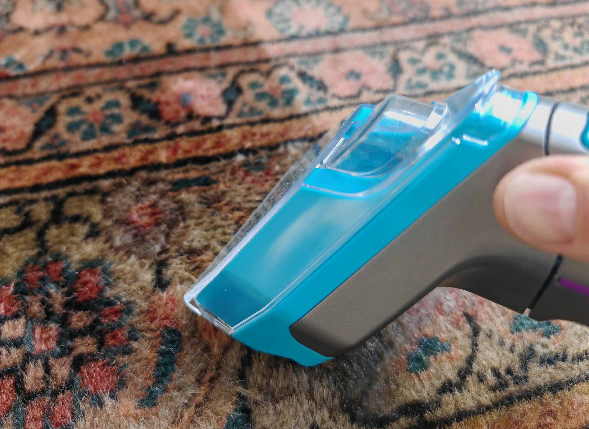 Aspire bien mais laisse 33 ml d’eau dans le tapis, soit le taux le plus élevé du comparatif. © Labo Maison