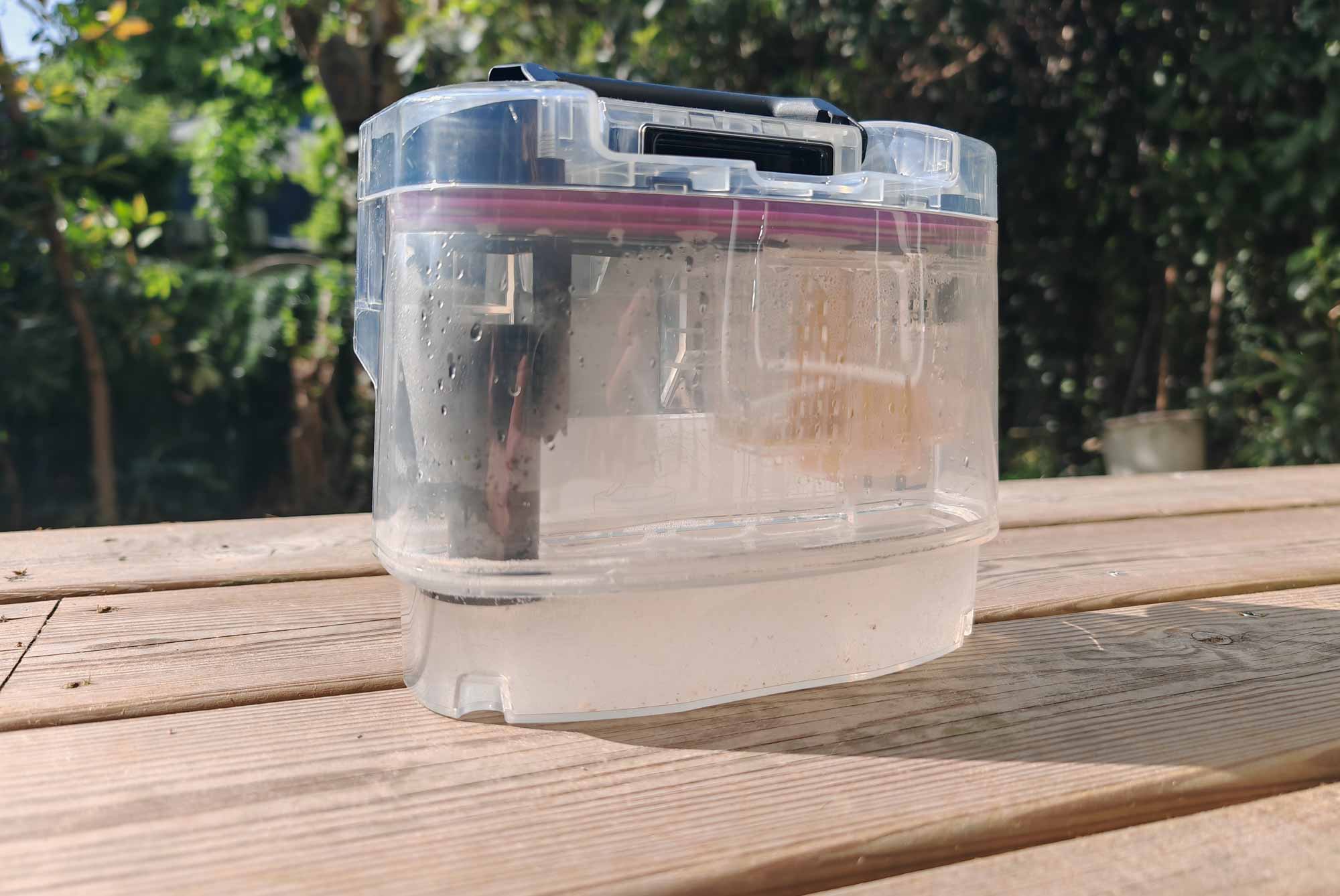 Petit réservoir d’eau sale de 790 ml : vidanges fréquentes lors des nettoyages prolongés. © Labo Maison
