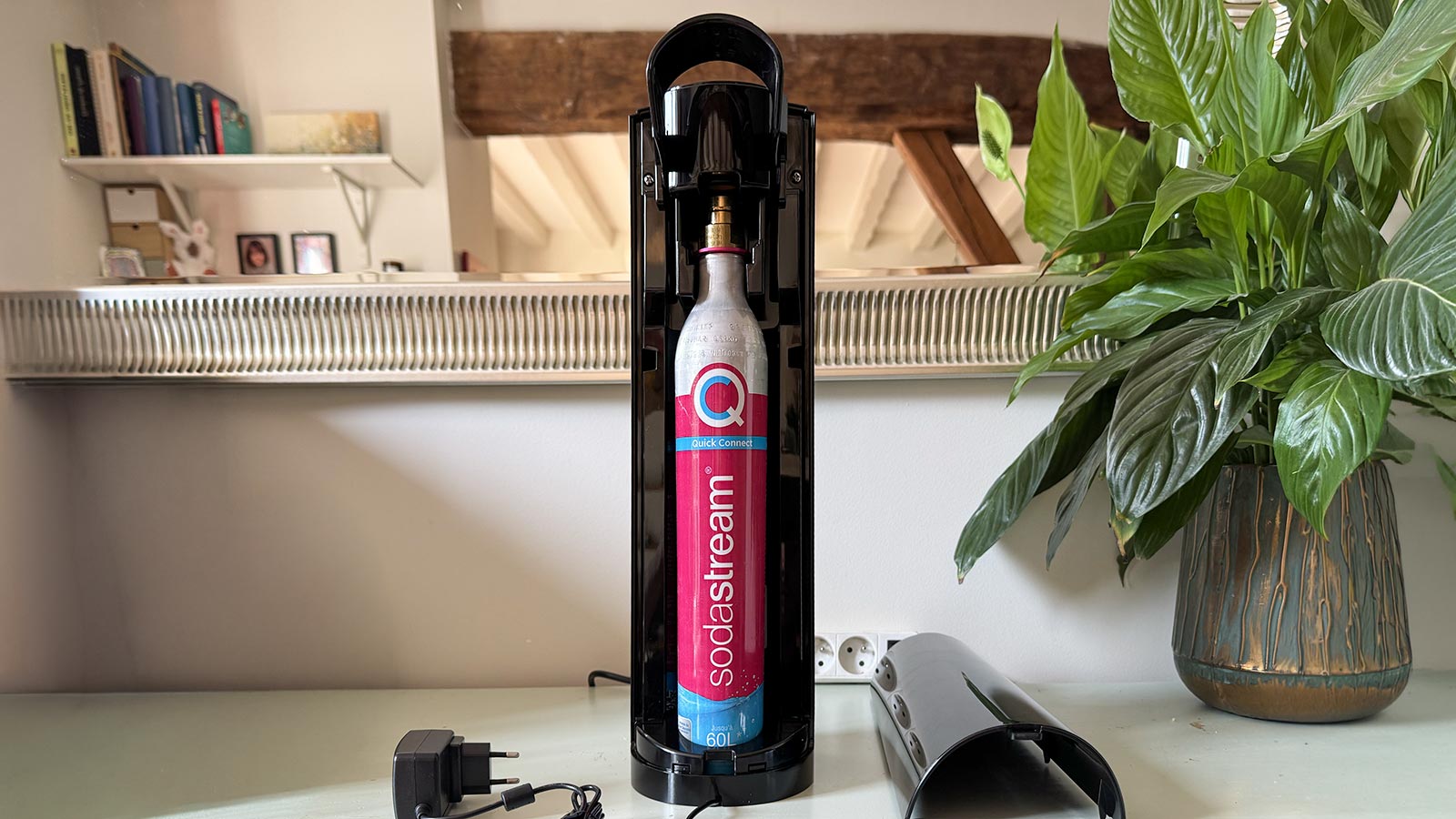 Installation de la cartouche de CO2 dans la SodaStream E-Terra