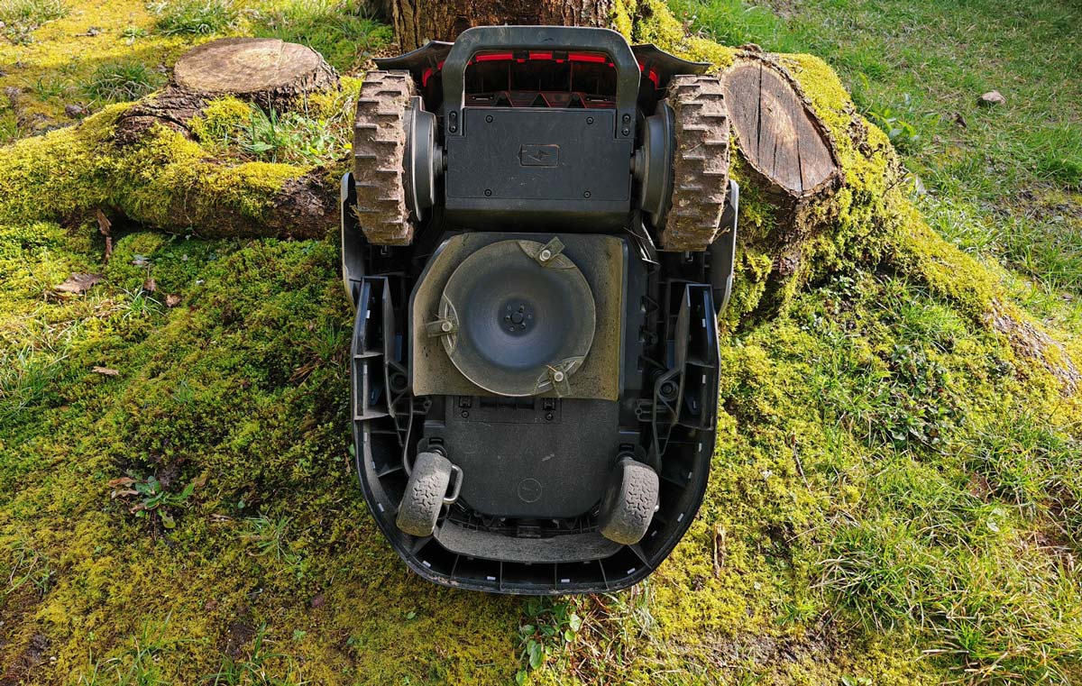 Sur terrain humide, les roues s’encrassent facilement, ce qui peut faire patiner ou bloquer le robot en pente. (c) Labo Maison