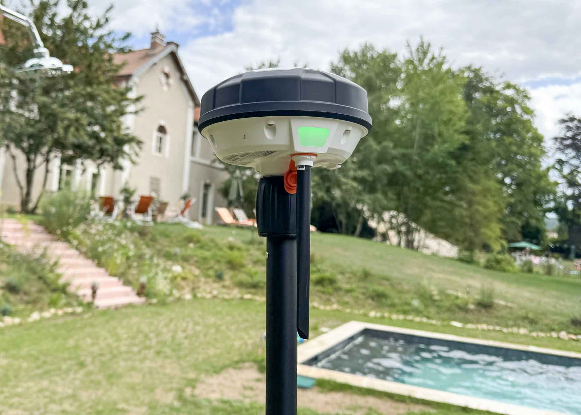 Balise RTK fournie avec le Luba 2 AWD X, pour un positionnement centimétrique
