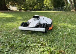 Le robot tondeuse Luba 2 AWD X tond efficacement même sur de l’herbe dense ou haute