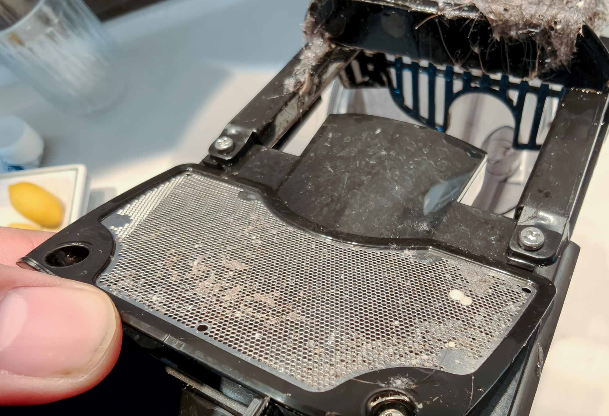 Le filtre sépare efficacement l’eau des débris, mais doit être nettoyé régulièrement à la main. © Labo Maison