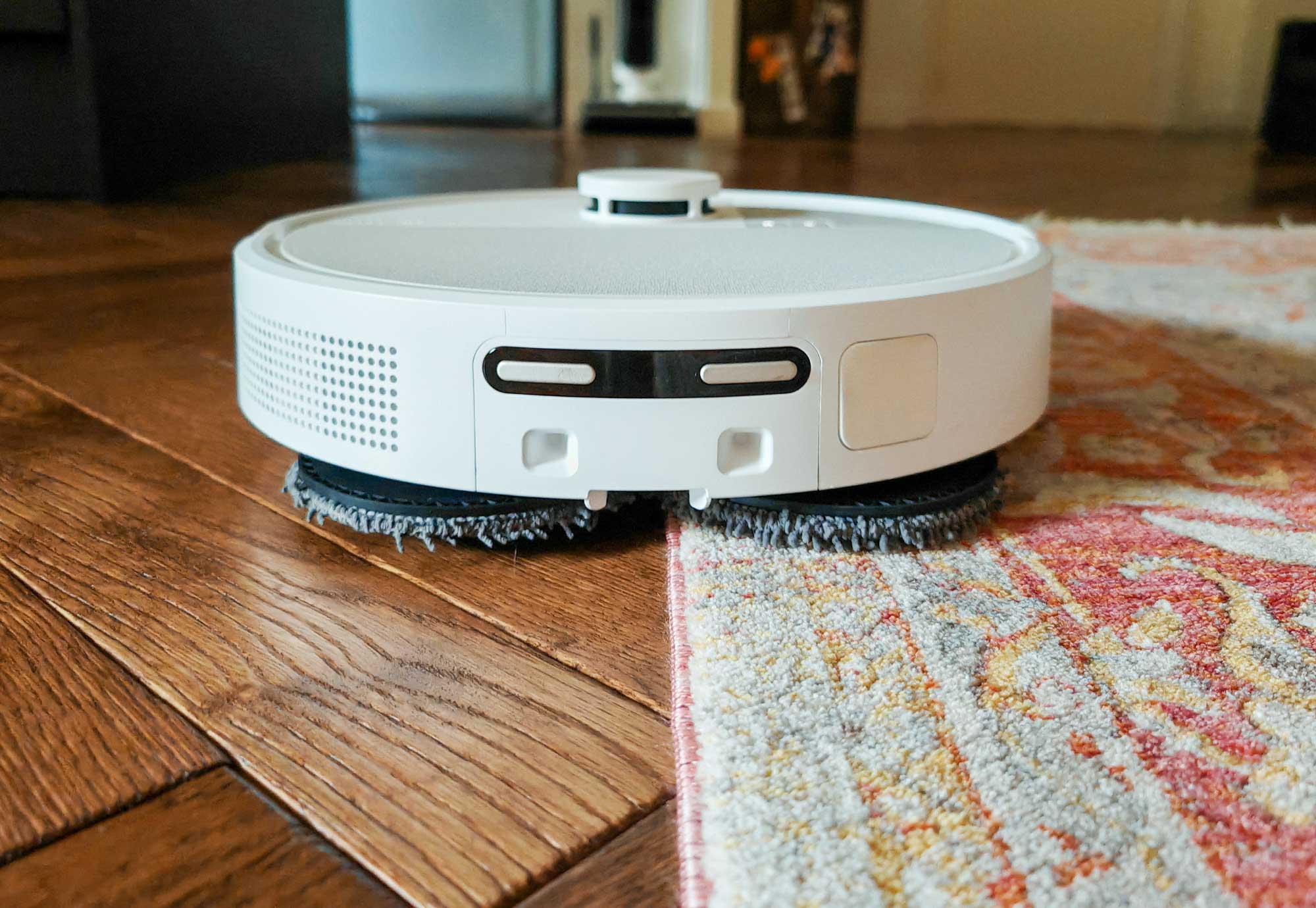 Le Roomba 505 Combo mouille les bords d’un tapis faute de localisation précise