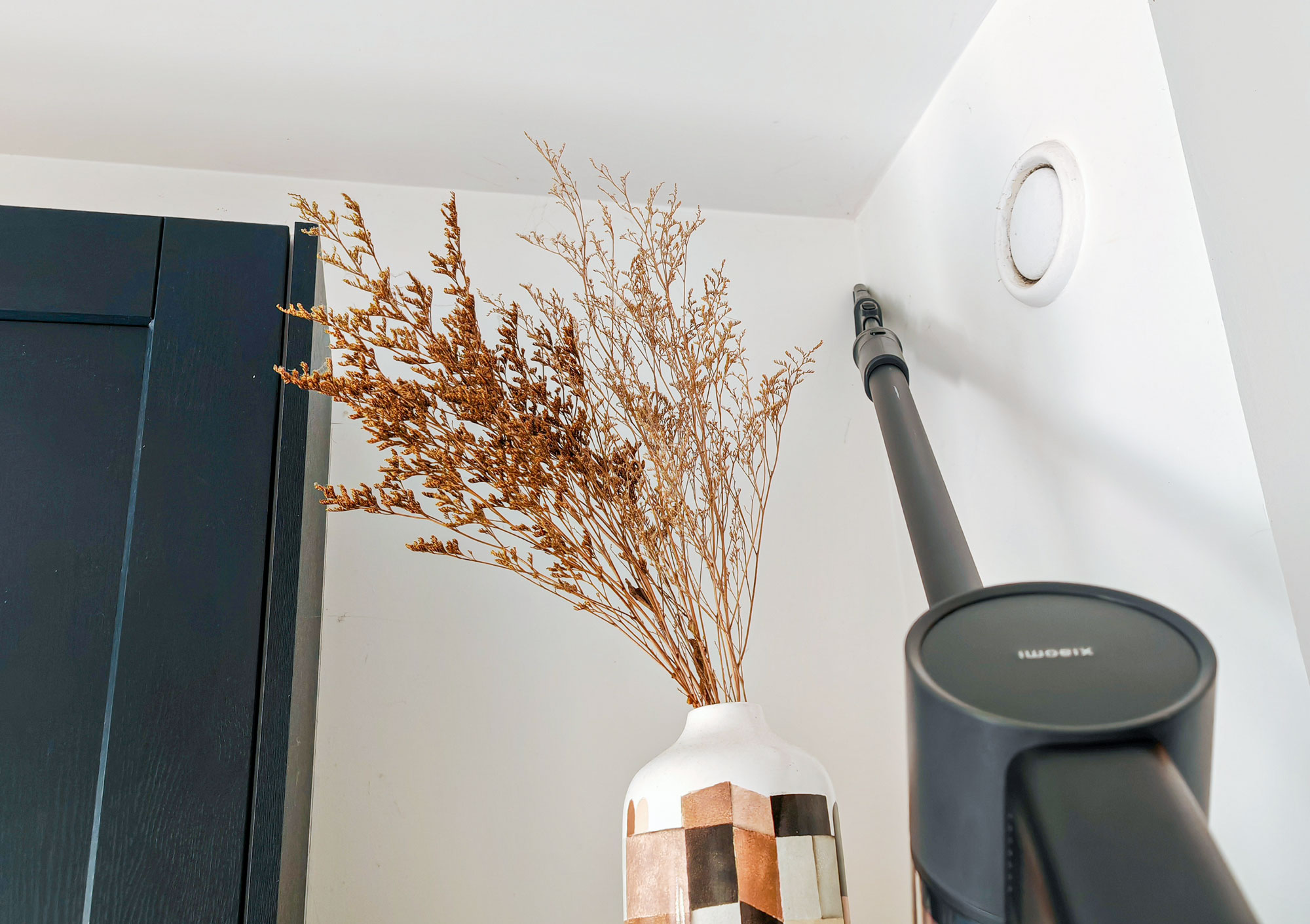 10 minutes d’aspiration avec le suceur pour nettoyer les meubles, plafonds et zones étroites inaccessibles. (c) Labo Maison