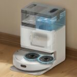 La station multifonction du Roomba Plus 405 Combo aspire le collecteur et lave les serpillières automatiquement.