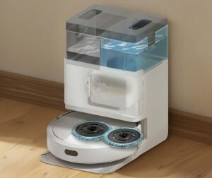 La station multifonction du Roomba Plus 405 Combo aspire le collecteur et lave les serpillières automatiquement.