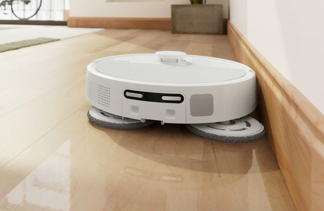 L'aspirateur robot dispose d'une serpillière décalable pour un nettoyage plus efficace le long des murs et des plinthes.
