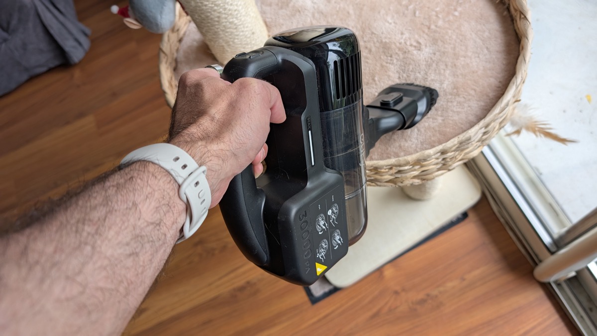 Eufy E20 en mode aspirateur à main : pratique pour les plinthes et les coins. © Labo Maison